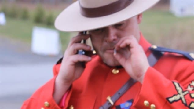 Le caporal Ron Francis fume en uniforme une cigarette de marijuana.