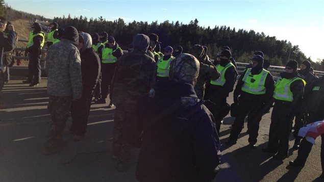 131129_z7898_policiers-swn-manifestants_