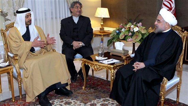 الرئيس الإيراني حسن روحاني (إلى اليمين) مجتمعاً أمس في طهران بوزير الخارجية الإماراتي الشيخ عبد الله بن زايد آل نهيان، وبدا المترجم جالساً في الوسط