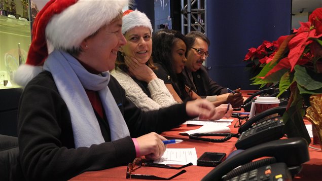 Des bénévoles prennent les appels des donateurs.