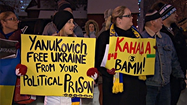 Des manifestants ukrainiens dénoncent à Ottawa les actions du gouvernement de Kiev.