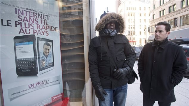 Clientes esperan frente a una tienda de Rogers en Montreal. 