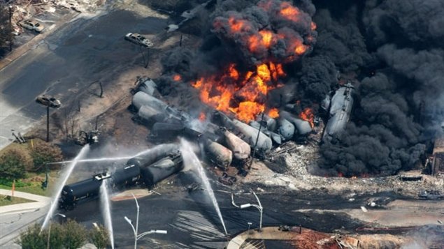 魁北克梅岗蒂克湖镇发生的列车出轨爆炸事故造成47人死亡。