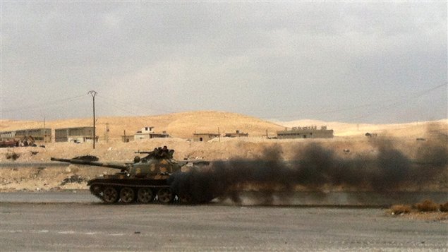 دبابة للقوات الحكومية السورية تسير اليوم قرب بلدة النبك في منطقة جبال القلمون شمال غرب دمشق حيث تدور معارك شرسة