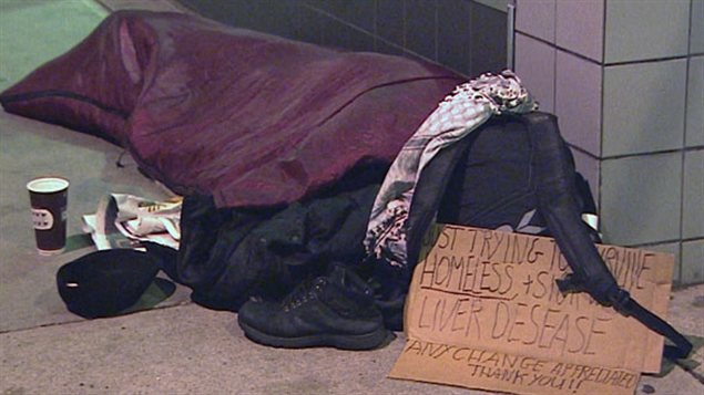 Un sans-abri dehors mardi à Vancouver