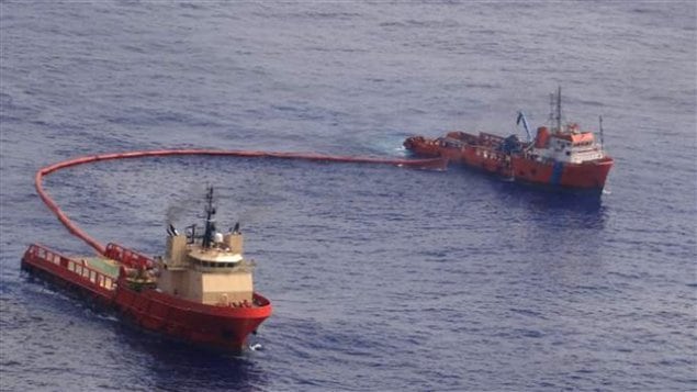 Operación de recuperación de petróleo después de un derrame.