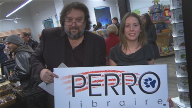 Les copropriétaires Bryan Perro et Gabrielle Gilbert-Hamel lors de l'inauguration de Perro Librairie