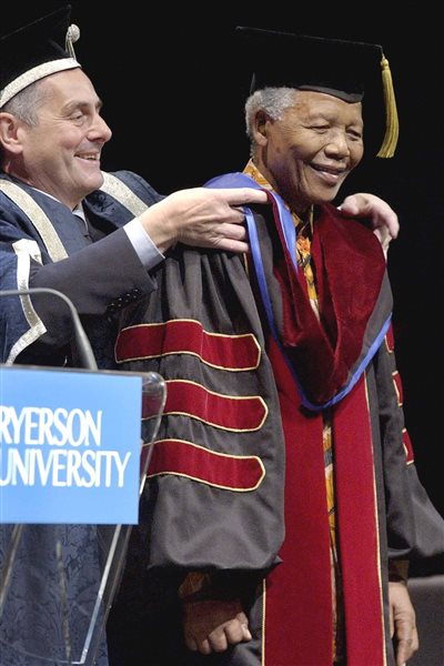 Nelson Mandela a reçu un diplôme honorifique de l’Université Ryerson, à Toronto, le 17 novembre 2001