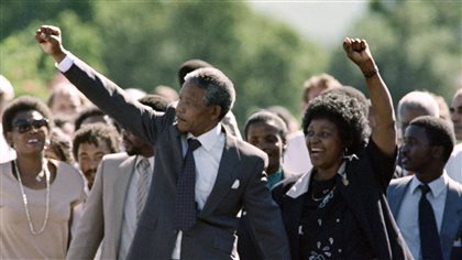 1990年2月11日,曼德拉与温妮走出监狱大门。