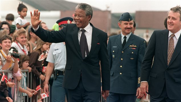 Nelson Mandela arrive à Ottawa le 17 Juin 1990 pour la première visite officielle au Canada.