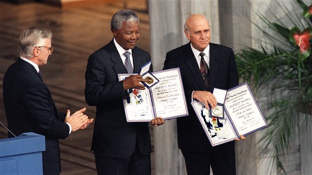 Nelson Mandela reçoit le prix Nobel de la paix lors d'une cérémonie à Oslo en compagnie de Frederik de Klerk, qui a servi en tant que deuxième vice-président de Mandela jusqu'en 1996.
