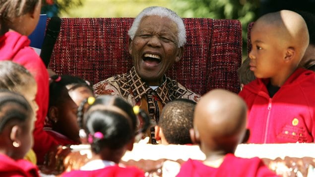 Le 24 Juillet 2007, l'ancien président sud-africain plaisante avec les jeunes à Johannesburg, à l’occasion de son 89e anniversaire. 