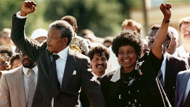 En esta foto, tomada el 11 de febrero de 1990, Nelson Mandela, acompañado por su esposa Winnie, abandona la cárcel en la que estuvo detenido. Hace pocos minutos, en este 5 de diciembre del 2013, el goberno sudafricamno confirmó su muerte. 