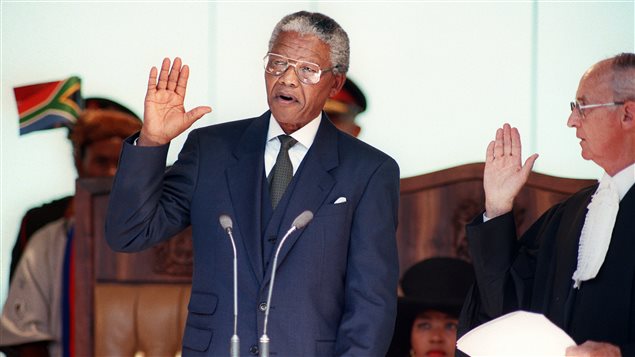 Nelson Mandela prête serment à titre de président de l'Afrique du Sud le 10 mai 1994 à Pretoria.