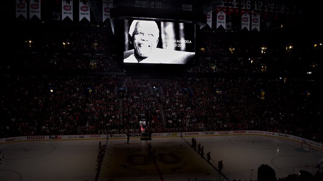 Une minute de silence est observée au début du match de hockey entre les Canadiens de Montréal et les Bruins de Boston, à Montréal.