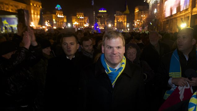 وزير الخارجية الكندي جون بيرد في صورة سابقة له في كييف مع المتظاهرين 