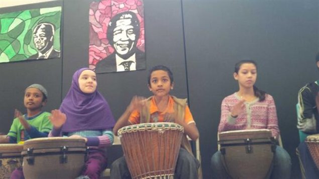 Des élèves de l'école Nelson Mandela de Toronto jouent du tambour.