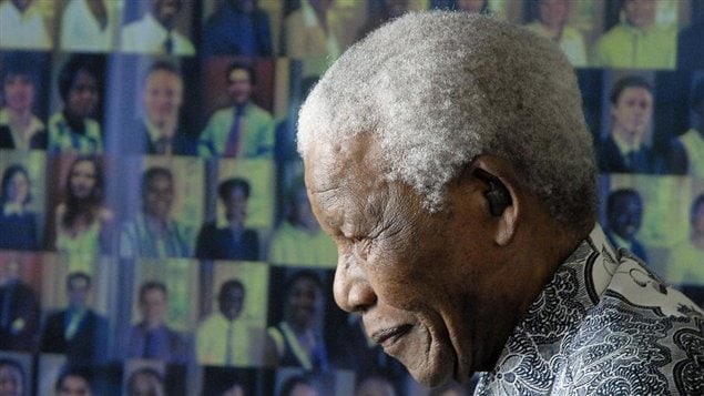 L'ancien président sud-africain Nelson Mandela, dans sa maison, le 20 août 2008. 