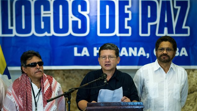 Negociadores de las FARC anunciando el cese el fuego en La Habana, Cuba, donde se llevan a cabo las conversaciones de paz con el gobierno colombiano.