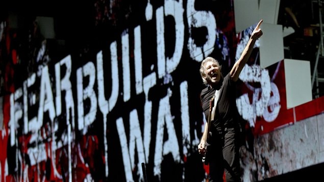 Roger Waters du groupe Pink Floyd pendant le spectacle <em>The wall</em> à Bucarest en Roumanie, le 28 août 2013 Roger Waters du groupe Pink Floyd pendant le spectacle <em>The wall</em> à Bucarest en Roumanie, le 28 août 2013