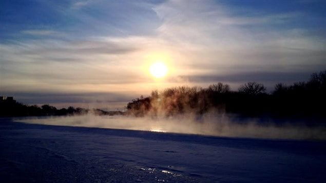 La vapeur s'élève de la rivière Rouge gelée à Winnipeg au Manitoba.