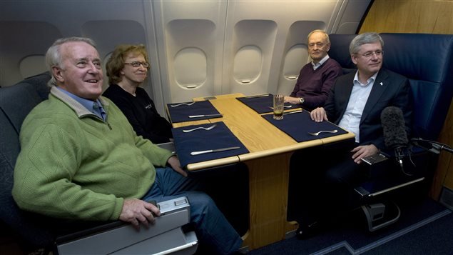 El primer ministro de Canadá acompañado de Brian Mulroney, Kim Campbell y Jean Chrétien