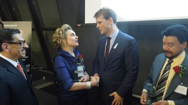 Laura Cuner con el ministro de Inmigración de Canadá, Chris Alexander.