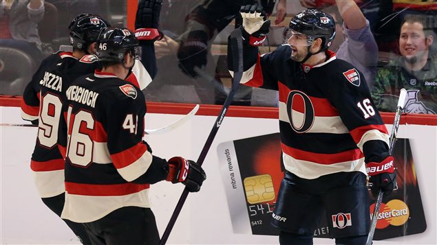 Clarke MacArthur (16), Patrick Wierciock (46) et Jason Spezza (19)