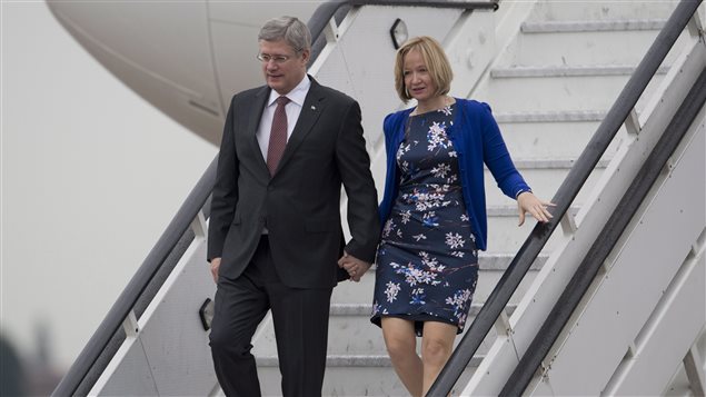 Le premier ministre Stephen Harper et sa femme Laureen arrivent en Afrique du Sud.