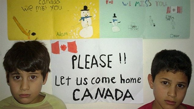Omar et Adam Benhmuda, tous les deux nés au Canada. Avec leur parent et le reste de leur famille, ils ont été déportés en Lybie en 2008, avant de finalement revenir au Canada en décembre 2013.