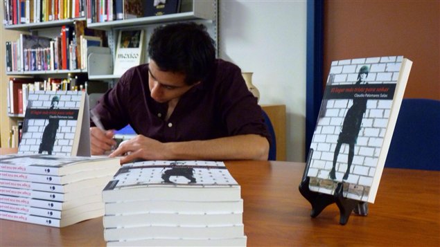 Claudio Palomares Salas durant une séance de signatures