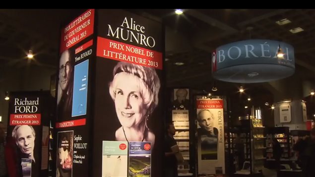 Les livres d'Alice Munro en vedette au stand des éditions Boréal, au Salon du Livre de Montréal, en novembre 2013.