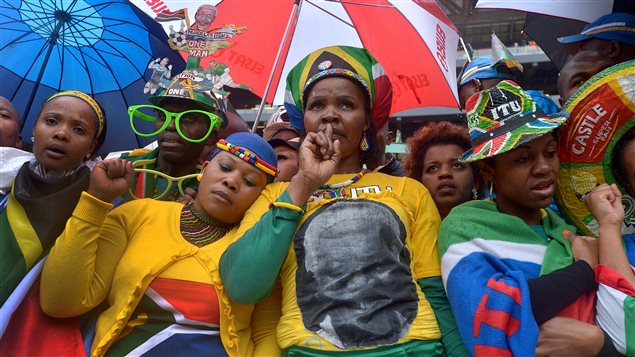Des Sud-Africains à la cérémonie en hommage à Nelson Mandela.