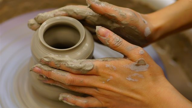 Une femme fait de la poterie Une femme fait de la poterie