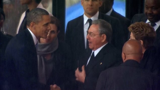 Apretón de manos histórico entre Barack Obama y Raul Castro.