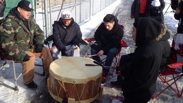 Indígenas en la Isla Victoria, Columbia Británica, festejan el aniversario del movimiento Idle No More.