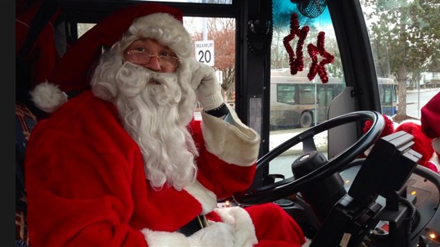 Kirk Rockwell peut conduire son autobus avec son costume de père Noël.