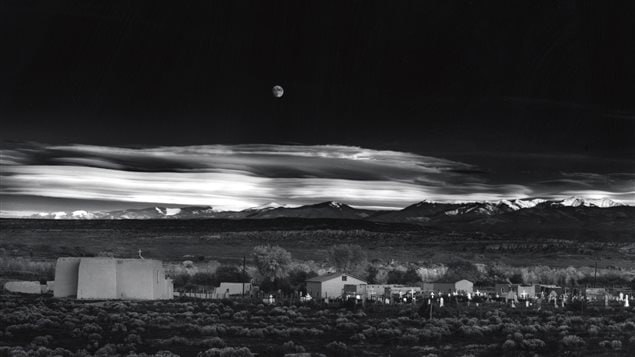 <em>Moonrise, Hernandez, New-Mexico</em>, par Ansel Adams (1941) <em>Moonrise, Hernandez, New-Mexico</em>, par Ansel Adams (1941)