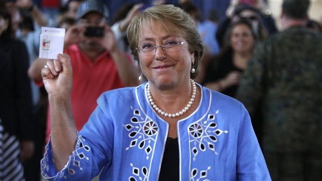 Michelle Bachelet tient son bulletin de vote dimanche, à Santiago, au Chili.