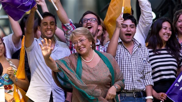 Michelle Bachelet celebra su victoria.