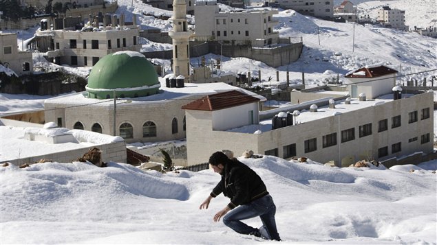 Un palestino camina en la nieve en Nablús, Cisjordania. 