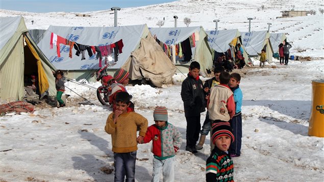 Des dizaines de milliers de Syriens réfugiés au Liban ont récemment dû affronter des conditions climatiques difficiles, dont ces enfants d'un camp d'Arsal, dans la Vallée de la Bekaa. 