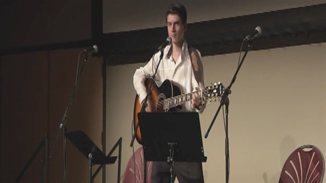 L'imitateur d'Elvis, David Thibault, à la guitare