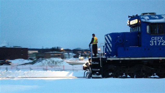 Une locomotive de la MMA traverse Lac-Mégantic pour la première fois depuis le drame.