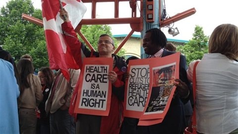 Manifestation à Winnipeg au Manitoba contre la réforme du gouvernement canadien dans les soins de santé aux réfugiés.