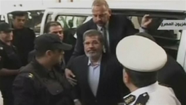 Mohamed Morsi a su llegada al tribunal en noviembre de 2013.