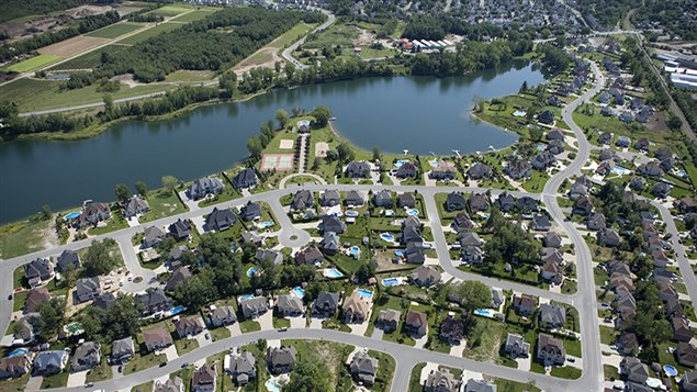 Appuyées par la Fondation Hydro-Québec pour l'environnement, la ville de Blainville ici en vue aérienne et Nature-Action Québec vont mettre en valeur les milieux naturels du secteur des lacs fauvel