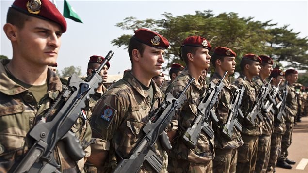 Soldados franceses durante una ceremonia militar en Bangui, República Centroafricana.