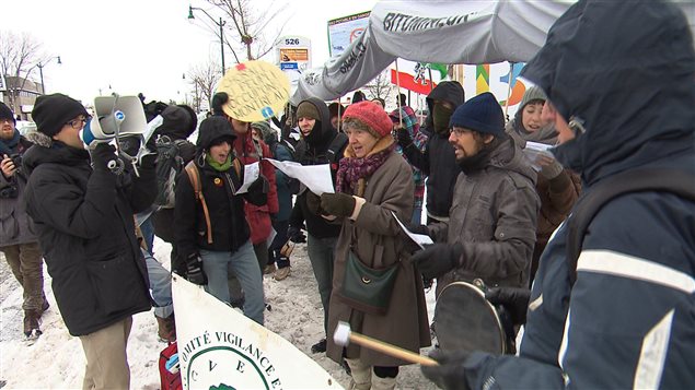 Manifestation d'opposants au projet d'inversion du pipeline 9B d'Enbridge, le 21 décembre, à Repentigny
