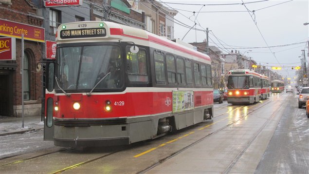 La circulation a été difficile dans le centre-ville de Toronto ces derniers jours alors que les tramways de la ville ont éprouvé des difficultés avec le froid, la glace, et les effets du verglas. 